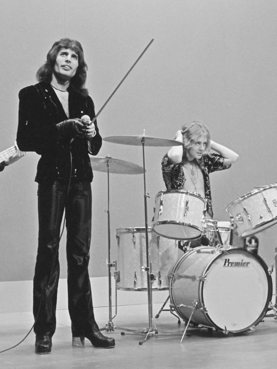 Queen on the Dutch TV show « Top Pop » in November 1974 🖤