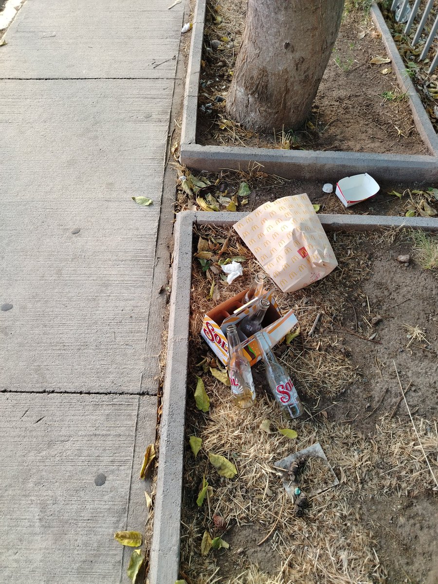 26_natacha's tweet photo. Hola
Podrían ver la Posibilidad de poner basureros fuera del estadio Polideportivo Juan Antonio Ríos por favor. Luego de cada partido  las veredas con botellas de vidrio, muchas veces quebradas siento un peligro para los que transitamos por ahí hacia el colegio con las niñas. https://t.co/TrRWUnmrQ8