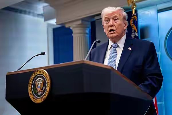 whiteTony99's tweet image. 特朗普承诺为支持他的人全面赦免，这是慷美国法治公平之慨，公然以国家利益为私人服务。4 月 10 日，特朗普在宾夕法尼亚州一场竞选集会上直白地告诉所有人，如果自己能在 11 月的大选中获胜，那么在 2029 年 1 月第二个任期结束前，他会对所有为他工作过、被 "政治迫害"