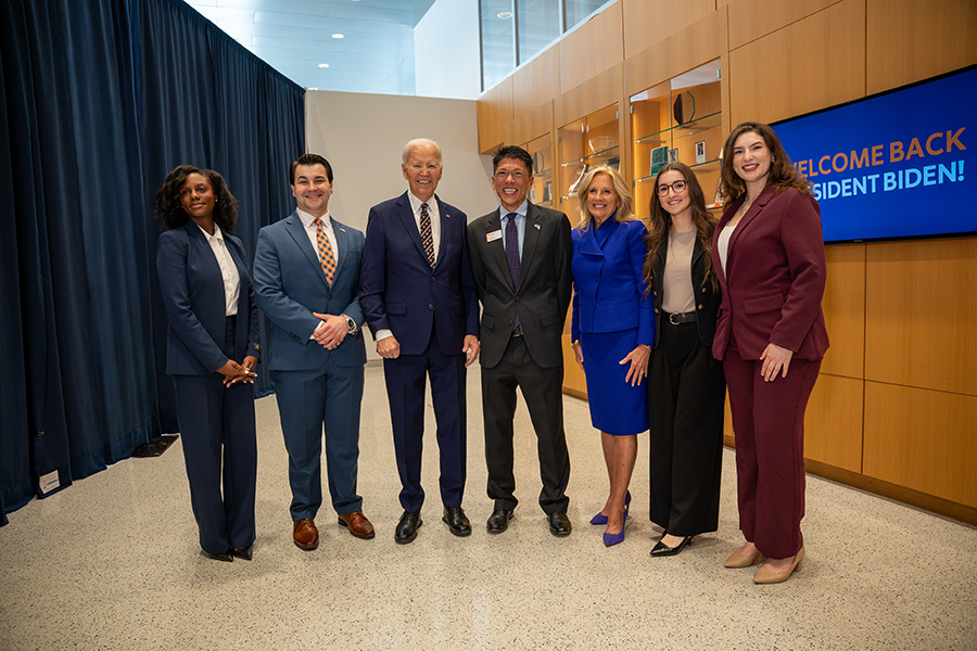 SyracuseUToday's tweet image. Today, a portrait of alumnus and 46th U.S. President Joseph R. Biden Jr. L'68, H'09 was unveiled in Dineen Hall at the College of Law during a private ceremony with the former president &amp;amp; his family. The portrait will be on permanent display in the Law Library Reading Room.