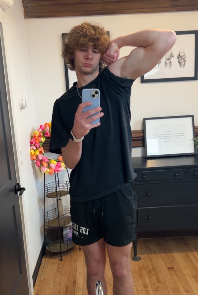MasterSamuel69's tweet photo. Fresh outta the gym 😈😈 Who’s ready to serve? #CashMaster #Findom https://t.co/GkWSCxgvBN