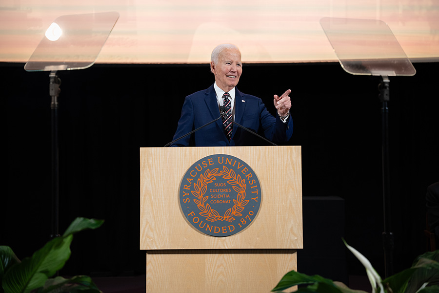 SyracuseUToday's tweet image. Today, a portrait of alumnus and 46th U.S. President Joseph R. Biden Jr. L'68, H'09 was unveiled in Dineen Hall at the College of Law during a private ceremony with the former president &amp;amp; his family. The portrait will be on permanent display in the Law Library Reading Room.