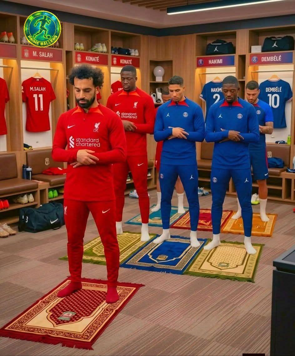 panca66's tweet image. Walau kalah jangan lupakan sholat. Moh Salah imam sholat sebelum dikalahkan PSG. Diikuti Kounate, Hakimi dan Dembele 😘😅😅 #Respect @suryadelalu @Top8rendusara @DokFun @rachmanfahadi @mas_djono @UmarHasibuan__