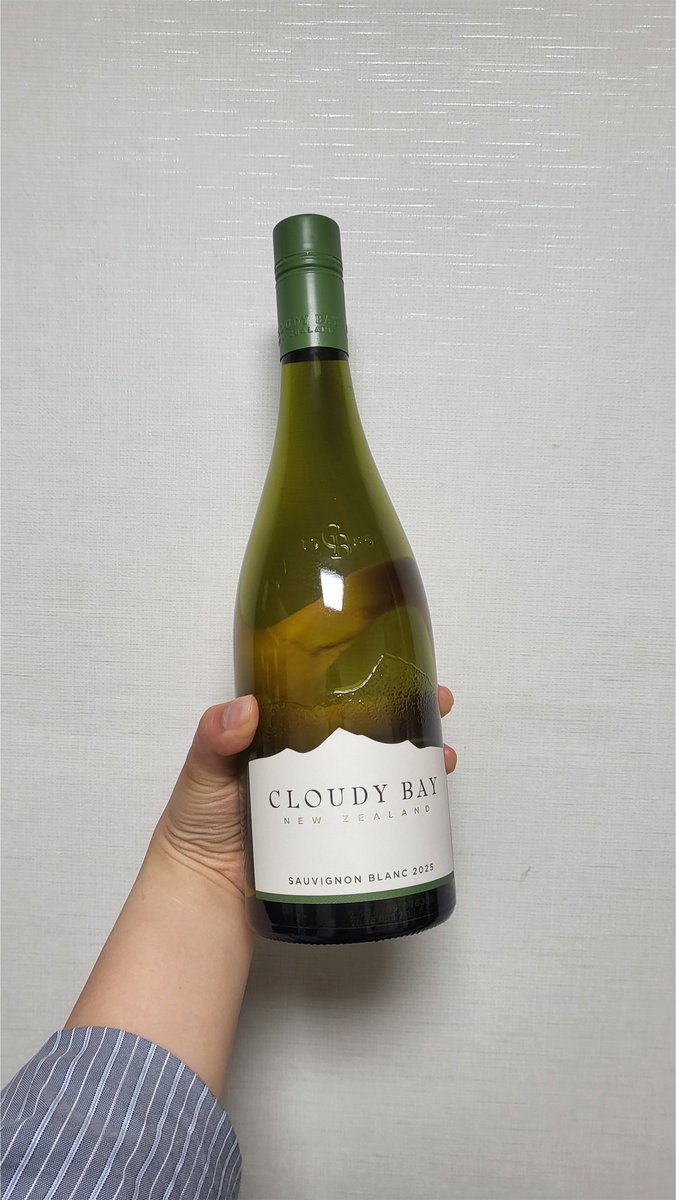 dl_whwh's tweet photo. 오늘의 와인 [클라우디베이 쇼비뇽블랑] 🍷

지난번에 주류점 방문 했을 때
사장님이 비싸서 그렇지
자기는 무조건 이거 마신다고
호언장담 하셨던 기억이 나서 구매했어

솔직히 돈 더 주고 마실 정도는 아니었다🤔
🍷오이스터베이 쇼비뇽블랑 33,000원
🍷클라우디베이 쇼비뇽블랑 42,000원

드라이 하고 깔끔한 편이라 나쁘진 않았는데
향과 산미가 오이스터베이 쇼비뇽블랑 보다
좀 더 강한 편이라 첫 시음에는 불호에 가까웠어
그래도 칠링 후에 맛있게 잘 마셨음 💕