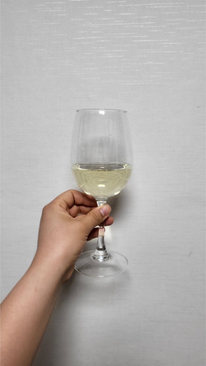 dl_whwh's tweet photo. 오늘의 와인 [클라우디베이 쇼비뇽블랑] 🍷

지난번에 주류점 방문 했을 때
사장님이 비싸서 그렇지
자기는 무조건 이거 마신다고
호언장담 하셨던 기억이 나서 구매했어

솔직히 돈 더 주고 마실 정도는 아니었다🤔
🍷오이스터베이 쇼비뇽블랑 33,000원
🍷클라우디베이 쇼비뇽블랑 42,000원

드라이 하고 깔끔한 편이라 나쁘진 않았는데
향과 산미가 오이스터베이 쇼비뇽블랑 보다
좀 더 강한 편이라 첫 시음에는 불호에 가까웠어
그래도 칠링 후에 맛있게 잘 마셨음 💕
