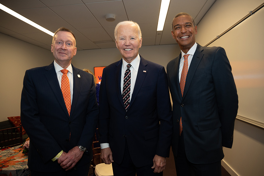 SyracuseUToday's tweet image. Today, a portrait of alumnus and 46th U.S. President Joseph R. Biden Jr. L'68, H'09 was unveiled in Dineen Hall at the College of Law during a private ceremony with the former president &amp;amp; his family. The portrait will be on permanent display in the Law Library Reading Room.