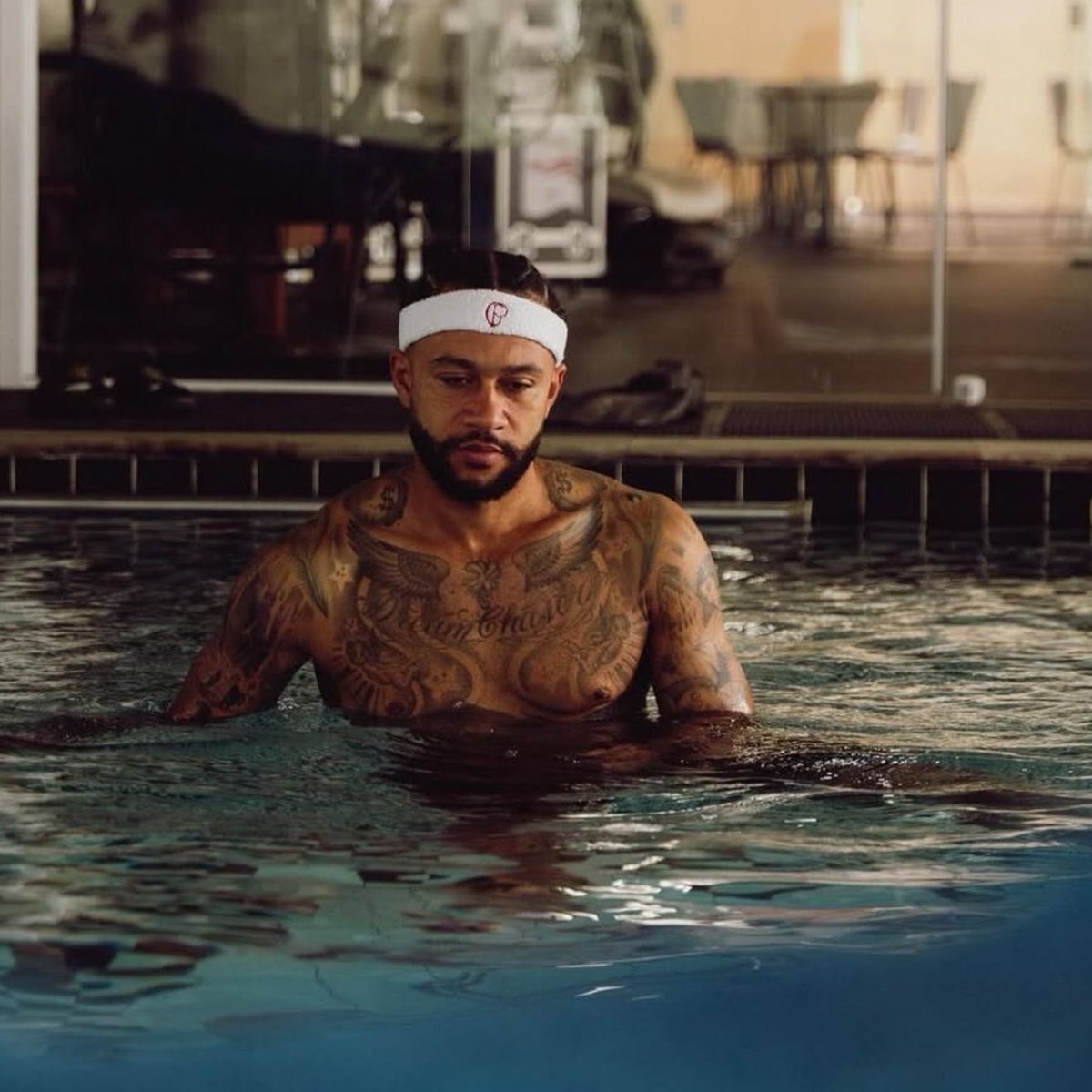 _sccpnews's tweet photo. 🚨 | O retorno de Memphis Depay aos gramados levará mais tempo do que o planejado. Isso porque o camisa 10 teve uma regressão na recuperação da lesão de grau 2 na parte anterior da coxa direita por conta de um erro da equipe de preparação física do Corinthians.

O holandês tinha retorno previsto para o Derby Paulista, que aconteceu no último domingo (12), porém, às vésperas do clássico, foi orientado a fazer um exercício de força na academia do CT Dr. Joaquim Grava, sentiu a coxa e teve a lesão agravada.

O episódio causou atrito entre o jogador e a comissão técnica Corinthiana. Pessoas próximas a Memphis entendem de que houve falta de profissionalismo por parte do Corinthians na condução da recuperação.

📰 | @geglobo 
📸 | Reprodução