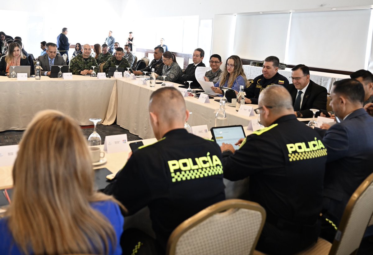 mindefensa's tweet photo. Bajo el liderazgo de la viceministra de Veteranos y GSED, @AngelicMarinAg, sesionó el Organismo Coordinador del Grupo Social y Empresarial de la Defensa (GSED). Este espacio estratégico busca incentivar y fortalecer la autonomía en nuestro sector para desarrollar tecnologías y productos que jalonen el desarrollo industrial del país, el empleo y la economía del país. 

En la reunión se hizo énfasis en la necesidad de reducir las dependencias externas y potenciar la innovación tecnológica y logística; superar problemas estructurales de coordinación mediante mesas técnicas y procesos de planeación conjuntos y optimizar el uso de capacidades existentes para el sostenimiento de la Fuerza Pública.

Trabajamos para que las capacidades del sector defensa respondan con firmeza a los intereses de la nación y el bienestar de los colombianos.