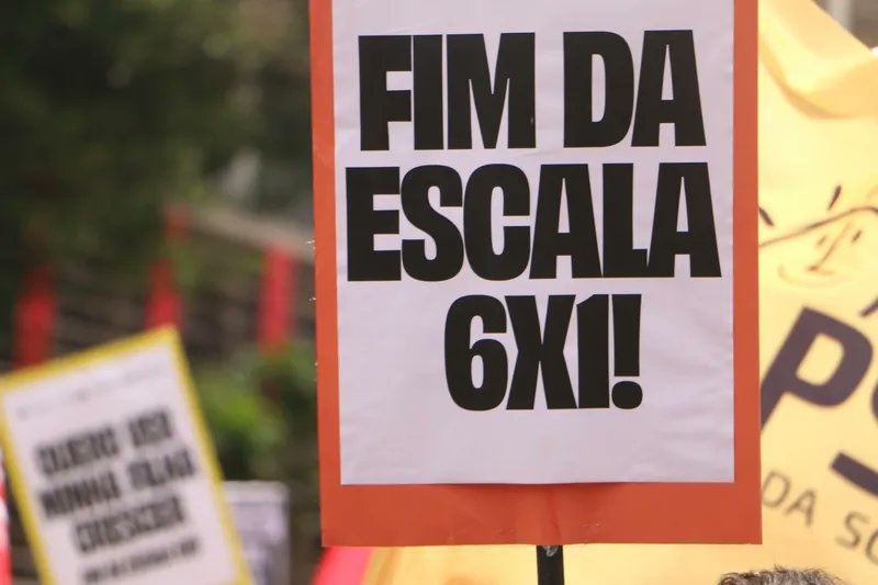marleipr's tweet photo. URGENTE: 🚨 Presidente Lula acaba de assinar e enviar ao Congresso o projeto de lei que põe fim à escala 6x1, sem redução de salário com pedido de urgência. Agora o Congresso tem 45 dias para aprovar! O Brasil está pronto para esse debate! https://t.co/D7vbFSd76Y