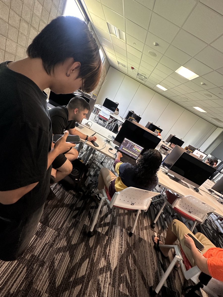 Adrian051201's tweet image. Work day finished. Can’t wait for our presentation. #Presentation @CM320Class