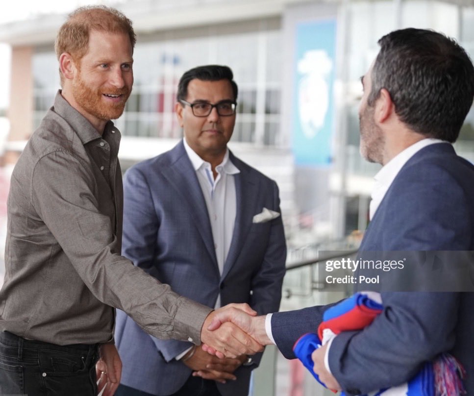 DeSeraeVillafa1's tweet image. ‼️Australia Visit Day 2:

Prince Harry, Duke of Sussex meets with the Western Bulldogs representatives during a visit to #Movember at the Western Bulldogs HQ at Mission Whitten Oval. 

#PrinceHarryInAustralia 
📸Jonathan Brady-Pool/Getty