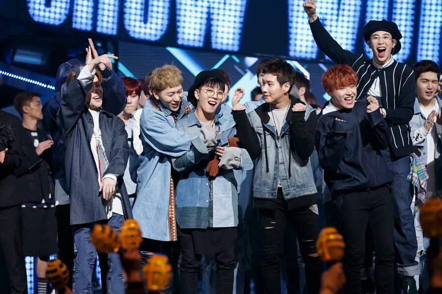 wooZico_TV's tweet photo. 와. 블락비가 15주년이랜다......... https://t.co/I7fiUOoDH1
