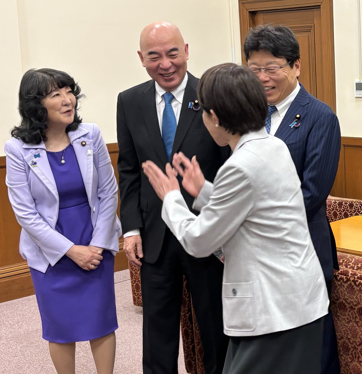 6LEjH8DcDxuhN1s's tweet photo. 日本保守党の北村晴男議員。想像を絶する無双ぶり。立候補の動機に一分子の偽りもなかった。北村先生は「立候補に際して帰化歴を隠して国会議員になっている者も相当数、いるものといわれている」と国会質疑で言明した。陳さんやら趙さんやら、左にはズラッと帰化議員がいる。官報で、名前と生年月日まで一致していると思われる者が多数。

日本の左翼とは、日本に巣食う害虫のようなもの。まともなリベラルはほとんど居ない。その害虫が実は日本人でなかったとなれば、何故あんなに反日なのか、合点が行くだろう。

そしてもし、それでもなおその人物（党首クラスにズラッと）が当選するならそれはやむを得ない。しかし、われわれには知る権利があり、その点の公開義務がないという公選法などは違憲な立法不作為という他ない。

この点、高市内閣が実現してくれればと願う。