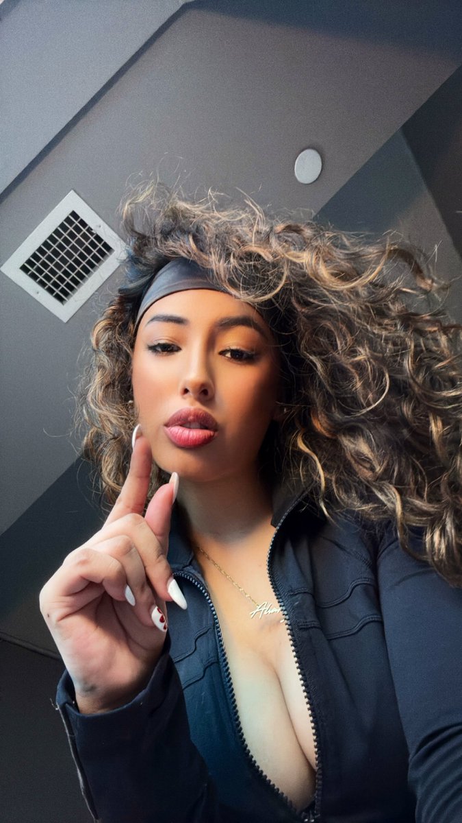 Princess Bella .𖥔 ݁ tweet media