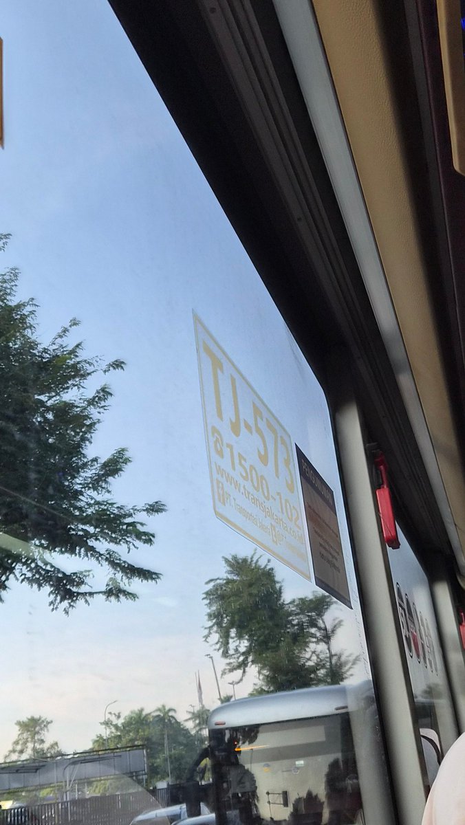 refilamp's tweet photo. day 1 chaos naik royaltrans

- bus dateng telat, beli tiket 6:45 bus dateng dan berangkat 6:58
- nomor bus beda
- kalo penumpang telat tiket hangus, kalo bus telat harap maklum
- bisa walk in tapi nunggu bus sisa dan harus ttp bayar lewat aplikasi

@PT_Transjakarta @DKIJakarta https://t.co/qXpK1JkSpd