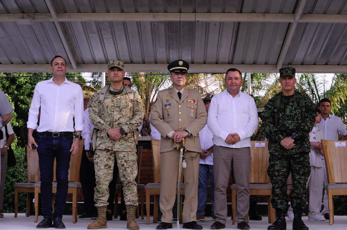 GobdelCesar's tweet photo. En un acto en el Cantón Militar La Popa, en Valledupar, el comandante de la Primera División del Ejército Nacional lideró la ceremonia de Reconocimiento del Mando al coronel Carlos Alberto Olaya Avilés como comandante de la Décima Brigada Blindada del Ejército Nacional.

El nuevo comandante aseguró que  asume este reto con la firme convicción de usar la inteligencia y herramientas tecnológicas para trabajar en coordinación con la Policía Nacional, las autoridades judiciales y la institucionalidad.

"Debemos estar unidos,  la gobernabilidad, la Fuerza Pública y el pueblo cesarense para enfrentar las nuevas amenazas y construir un ambiente seguro que nos lleve al progreso y a la construcción de paz en nuestro territorio",  dijo el coronel Carlos Alberto Olaya Avilés.