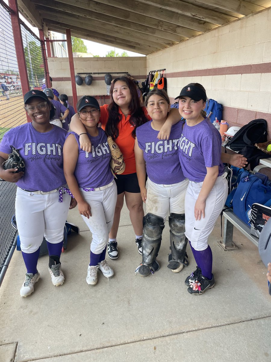 BowieSportsMed's tweet photo. Sidelines to the dugout 💜⚾️
Student trainers by heart, softball players by grind — always the team behind the team #GoVOLS #CysticFibrosisNight @BHSvolsoftball  @JamesBowieHS https://t.co/uEUWluYBvD
