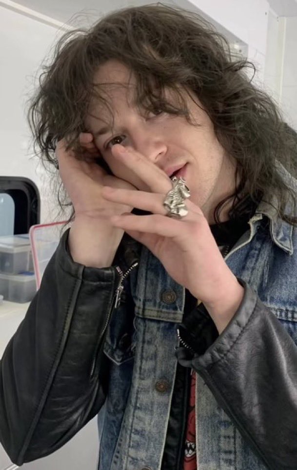 piercedqueer1's tweet photo. one thing about jq is he’s going to wear a wig and chunky rings https://t.co/2AvGHazxvb