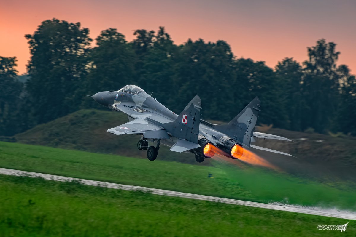 m_gawronski's tweet image. Mówią, że najpiękniejsze jest słońce na niebie, ale... ja czasem widzę dwa i oba potrafią rozpalić kadr do czerwoności 😄🔥✈️📸 

#gawronsky #AviationPhotography #MiG29 #22BLT #StrongTogether