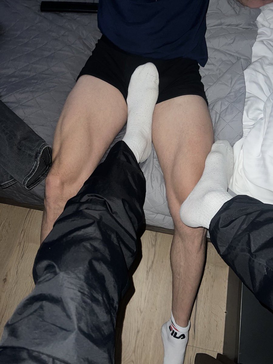 jakethegaymer's tweet photo. who wants to be under my feet👇🏻🦶🏻 https://t.co/rPmRJ1RViB