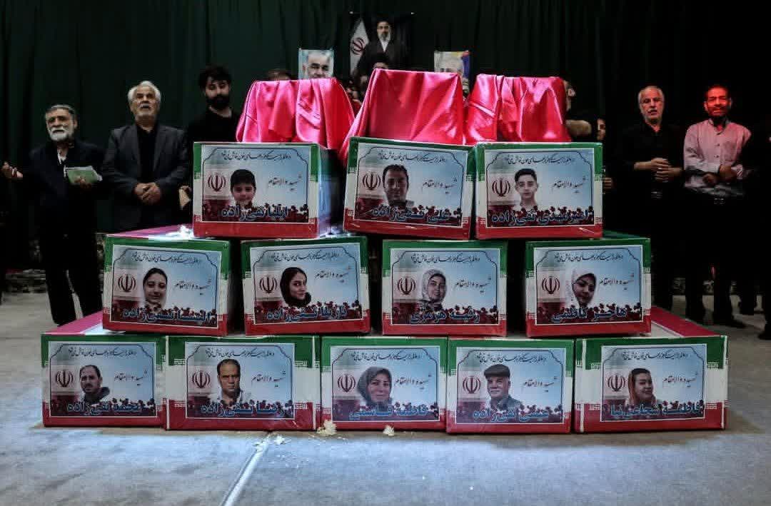 پانزده نفر
۱۵ جانِ عزیز از یک خانواده..!

در روضهٔ این شهادتِ خانوادگی همین بس که برای تشخیص DNA بستگان درجه یکی باقی نمانده بود...