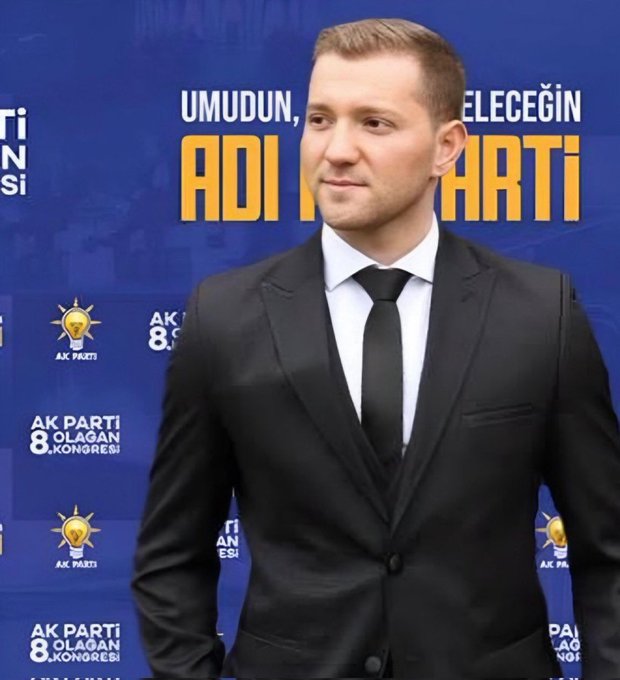 Sakarya Hendek'te yürütülen operasyonda Kızılay Şube Başkanı Recep Yarıcı, küçük çocuklara ait müstehcen görüntüler bulundurma ve paylaşma suçlamasıyla tutuklandı. 

Recep Yarıcı ile birlikte kendisi gibi evli olan sevgilisi Z.K. da tutuklandı.

Yarıcı’nın telefonundan Z.K.’nın 9