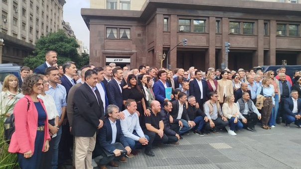 CascallaresPJ's tweet photo. Junto a intendentes de todo el país llegamos hasta el Ministerio de Economía alzando la voz frente al ajuste nacional y reclamando la reactivación de la obra pública paralizada por el actual Gobierno desde hace más de dos años. https://t.co/YIqcylezXF