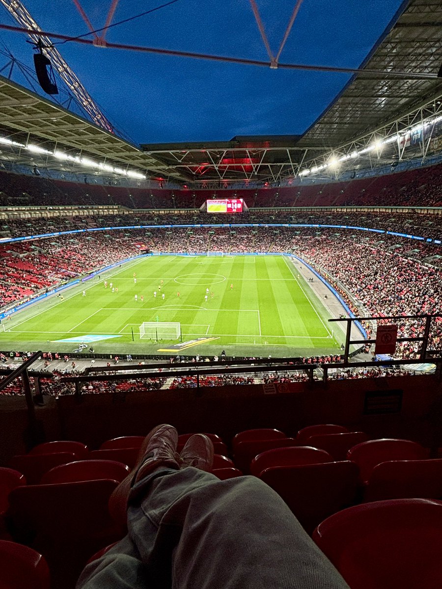 gvm911's tweet photo. Nunca perdiéndome la oportunidad de ver a esta señora jugar en vivo. @alexiaputellas Oh Wembley, Wembley 😮‍💨✨ Qué suerte los que sentimos tanto por tan poco. https://t.co/dPb21INXLV