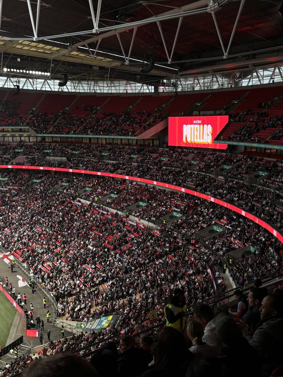 gvm911's tweet photo. Nunca perdiéndome la oportunidad de ver a esta señora jugar en vivo. @alexiaputellas Oh Wembley, Wembley 😮‍💨✨ Qué suerte los que sentimos tanto por tan poco. https://t.co/dPb21INXLV