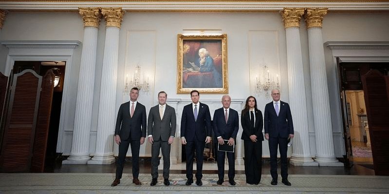 لبنان وإسرائيل تبحثان وقف إطلاق النار بواشنطن

بدأت لبنان وإسرائيل اليوم في العاصمة الأمريكية واشنطن أول اجتماع مباشر بينهما لبحث وقف إطلاق النار، وخفض التصعيد العسكري المستمر منذ الثاني من مارس الماضي. وأكدت مصادر لبنانية أن الاجتماع سيناقش...

alyooom.om/5331

#سياسة