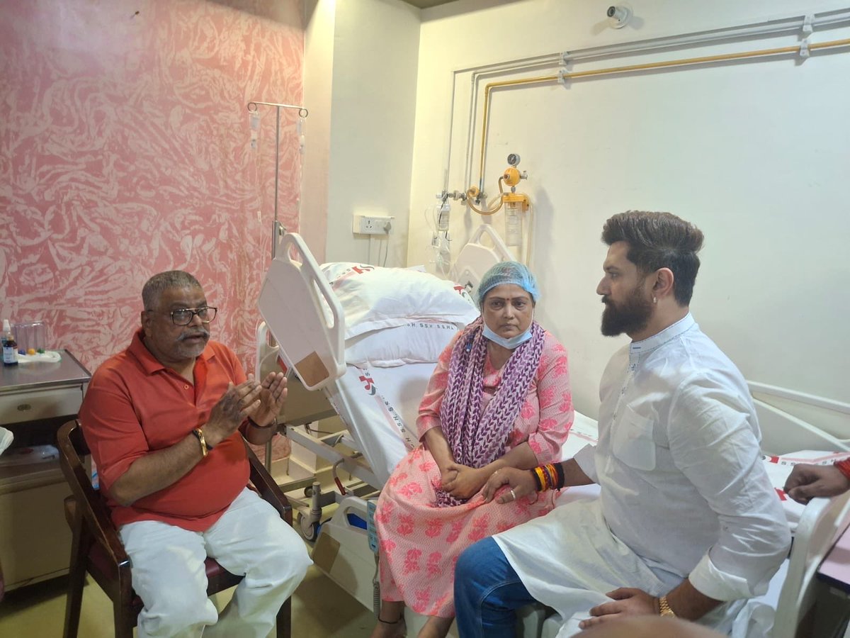 ashishpaswan's tweet photo. जब ज़रूरत हो, तो अपने ही आते हैं… 🙏

पिछले कई दिनों से माँ की तबियत ठीक नहीं थी, मन बेचैन था, आँखें नम थीं। ऐसे मुश्किल वक्त में जब अपने साथ हों, तो हिम्मत दोगुनी हो जाती है।
आज हमारे अभिभावक, केंद्रीय मंत्री एवं लोक जनशक्ति पार्टी (रामविलास) के राष्ट्रीय अध्यक्ष माननीय मामाजी श्री चिराग पासवान जी ने अपनी व्यस्त दिनचर्या से समय निकालकर, अपनी बहन और हमारी माँ का हालचाल जानने अस्पताल पधारे। उनका यह स्नेह, यह अपनापन, यह पारिवारिक प्रेम… शब्दों में बयान करना सच में मुश्किल है।
इतने बड़े पद पर रहते हुए भी उन्होंने यह साबित किया कि रिश्ते और संस्कार उनके लिए सबसे पहले हैं। जिनके दिल में रिश्तों की गर्माहट हमेशा बनी रहती है। मामाजी हमेशा से ऐसे ही रहे हैं। एक सच्चे अपने, एक मज़बूत सहारा, एक प्रेरणा। ❤️
ऐसे अभिभावक का साथ पाकर हम सच में खुद को बहुत सौभाग्यशाली महसूस करते हैं। 
माँ जल्द से जल्द स्वस्थ हों, यही दिल की दुआ है। आपके प्यार, दुआओं और आशीर्वाद से वो ज़रूर जल्दी ठीक होंगी। @iChiragPaswan