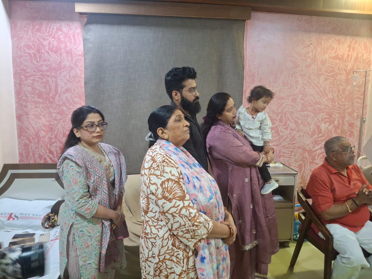 ashishpaswan's tweet photo. जब ज़रूरत हो, तो अपने ही आते हैं… 🙏

पिछले कई दिनों से माँ की तबियत ठीक नहीं थी, मन बेचैन था, आँखें नम थीं। ऐसे मुश्किल वक्त में जब अपने साथ हों, तो हिम्मत दोगुनी हो जाती है।
आज हमारे अभिभावक, केंद्रीय मंत्री एवं लोक जनशक्ति पार्टी (रामविलास) के राष्ट्रीय अध्यक्ष माननीय मामाजी श्री चिराग पासवान जी ने अपनी व्यस्त दिनचर्या से समय निकालकर, अपनी बहन और हमारी माँ का हालचाल जानने अस्पताल पधारे। उनका यह स्नेह, यह अपनापन, यह पारिवारिक प्रेम… शब्दों में बयान करना सच में मुश्किल है।
इतने बड़े पद पर रहते हुए भी उन्होंने यह साबित किया कि रिश्ते और संस्कार उनके लिए सबसे पहले हैं। जिनके दिल में रिश्तों की गर्माहट हमेशा बनी रहती है। मामाजी हमेशा से ऐसे ही रहे हैं। एक सच्चे अपने, एक मज़बूत सहारा, एक प्रेरणा। ❤️
ऐसे अभिभावक का साथ पाकर हम सच में खुद को बहुत सौभाग्यशाली महसूस करते हैं। 
माँ जल्द से जल्द स्वस्थ हों, यही दिल की दुआ है। आपके प्यार, दुआओं और आशीर्वाद से वो ज़रूर जल्दी ठीक होंगी। @iChiragPaswan