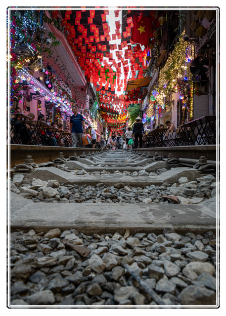 photos_dsmith's tweet image. The #colours and restaurants on this #train #street in #Hanoi #Vietnam. Shot on @UKNikon, the tracks flow between the tables. Buy a #print, #poster or #wallart #image from an #awardwinning #photographer at darrensmith.org.uk #streetphotography #photography #PhotographyIsArt