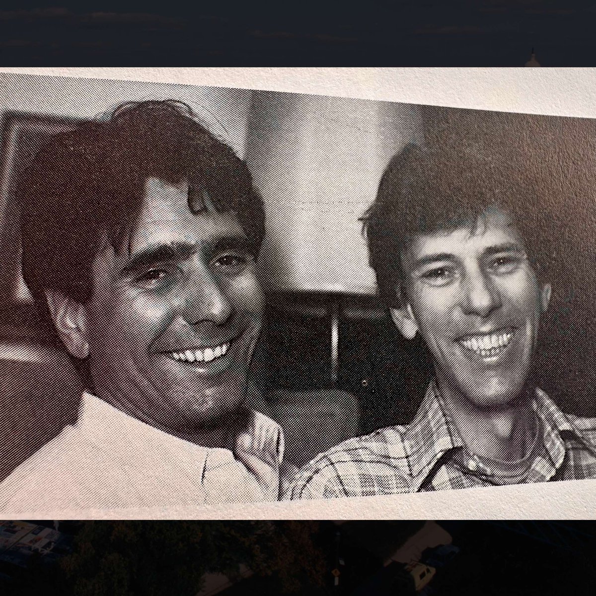 aids_memorial's tweet image. 📰 Chuck Morris (left) transformed The Sentinel into an editorial masterpiece at the forefront of contemporary #LGBTQ+ issues.

Two years after Chuck was diagnosed with #AIDS, Chuck fostered a love for quilting, where he sewed what would later become his own #AIDSQuilt panel.