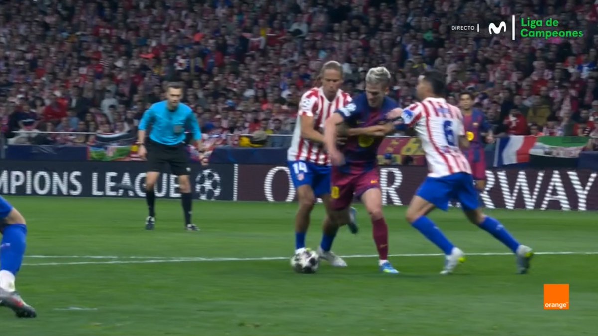 ArchivoVAR's tweet image. ⁉️💥 ¿Da para penalti la acción entre Koke y Dani Olmo?

✅ 𝗡𝗢.

👉🏻 Koke pone el brazo en el pecho de Dani Olmo de forma muy ligera y el delantero, tras sentir el contacto, se deja caer.

▪️ De nuevo, acción bien peritada por Clément Turpin, con la confirmación del VAR.