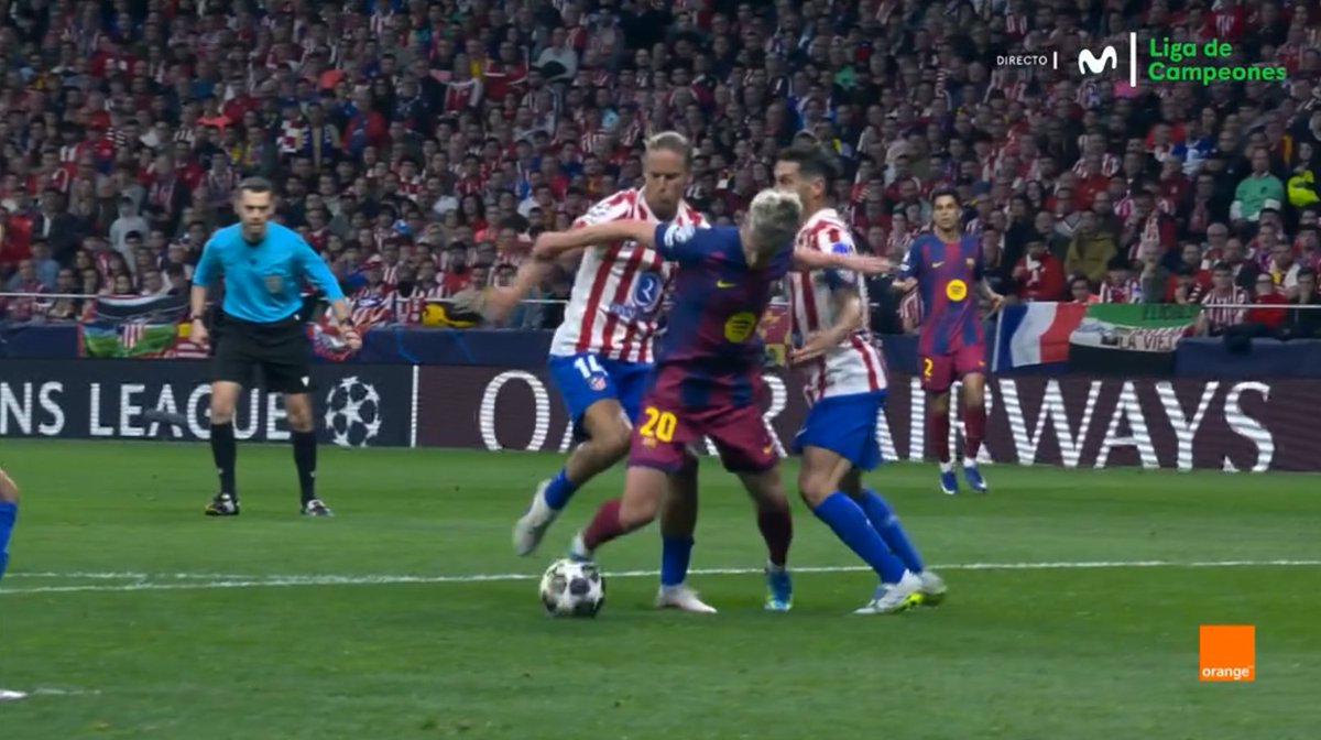 ArchivoVAR's tweet image. ⁉️💥 ¿Da para penalti la acción entre Koke y Dani Olmo?

✅ 𝗡𝗢.

👉🏻 Koke pone el brazo en el pecho de Dani Olmo de forma muy ligera y el delantero, tras sentir el contacto, se deja caer.

▪️ De nuevo, acción bien peritada por Clément Turpin, con la confirmación del VAR.