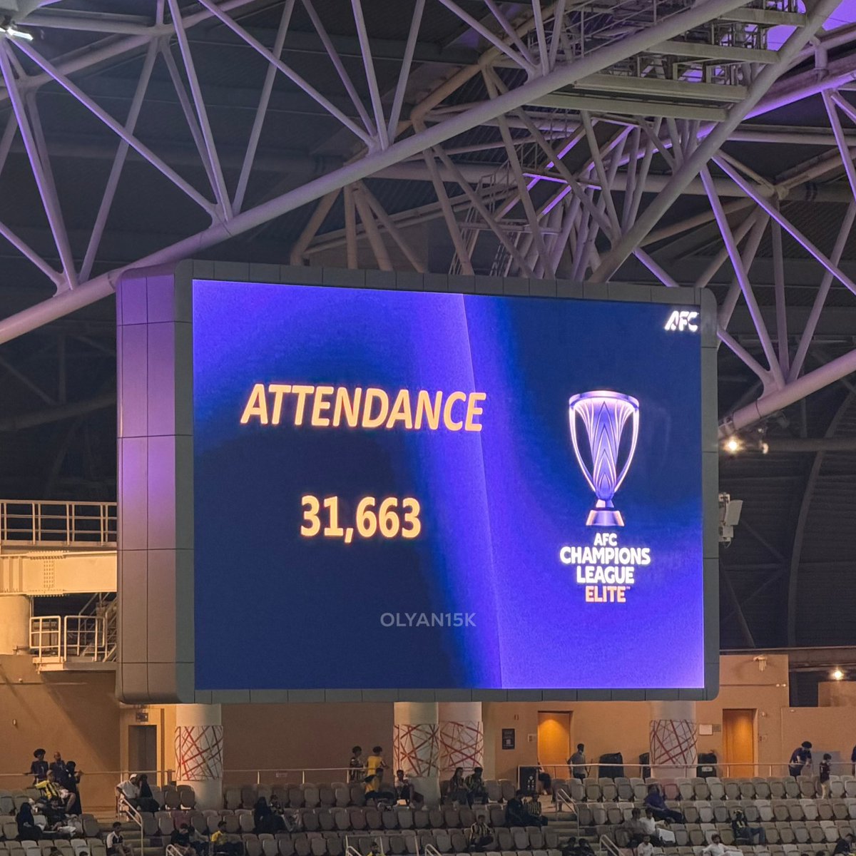 saeedalg18's tweet photo. @AlkassTVSports انصف الحضور الجماهيري يا @khalidjassem74 

كان في زحمة خارج الملعب قبل دخول اللاعبين

ومع بداية المباراة اتضح شكل الجمهور الحقيقي 

والصورة تحت توضح لك الحضور 👇 رغم الغضب على الادارة والمدرب والفريق بأكمله بس جمهور الاتحاد يحضر في كل الازمات https://t.co/sXCqALSMzu
