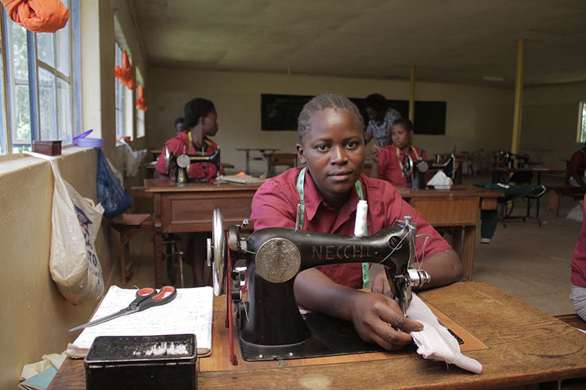 ggereedschap's tweet image. ‘De toekomst ziet er nu beter uit dan we ooit mogen hopen!'

Marlene Khavetsa,  student Kledingmaken bij St. Theresa in Kenia. Zij ontvingen hulp van Gered Gereedschap

Lees haar motiverende verhaal: geredgereedschap.nl/onze-resultate…

#kenia #vocationaltraining