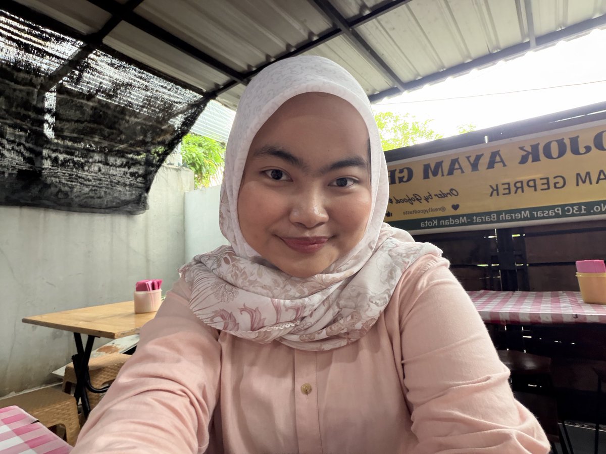 teandbiscuiit's tweet photo. feeling pretty in pattern hijab (aka ini salah satu proses pendewasaan = pake hijab motif :P) https://t.co/fBMT6QIZhp