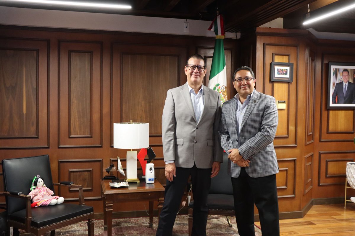 📌 Con miras a los preparativos por los 35 años de la Secretaría de la Contraloría, el titular de esta dependencia, Oscar García González, sostuvo una reunión de cortesía con el ex-contralor, Alejandro López Franco. #Contigo #JuntosAdelante