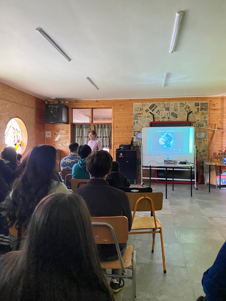 Maisa_Rojas's tweet photo. Ayer fui a dar una charla a la Escuela de Puelo @escuela_riopuelo sobre “Qué hace un/a científico/a? “  incluyendo una pequeña reflexión sobre lo que me ha motivado en la vida...incluyendo ser ministra: cuidar el planeta 🌎 🌱🐧🐋🦙🦠👬❤️ https://t.co/Qt8IKBfTUq