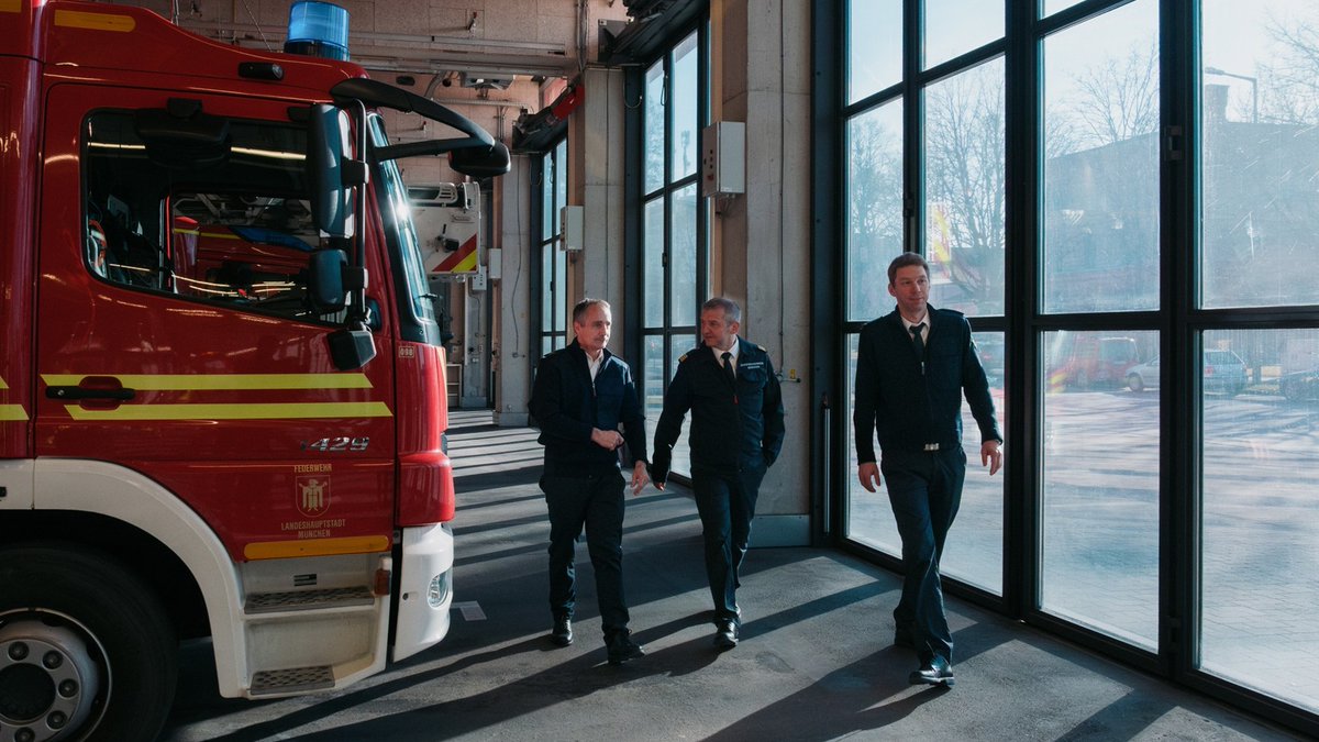 Microsoft's tweet image. From reducing paperwork to speeding up diagnosis, here are 7 real-world ways healthcare teams are being supported by AI around the globe: msft.it/6001Q77aS