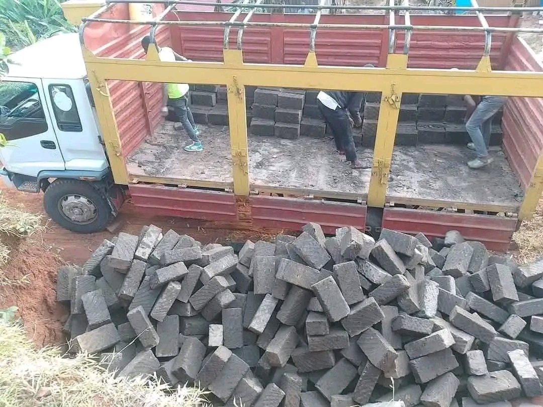 ignyharaz2's tweet photo. Now that the cost of fuel has increased, there's a high chance that we'll experience price inflation of construction materials.

A truck doing 40L/100 Km means it's up by ksh 1,600 for 100km

Machines huko ndarugo pia

Mchanga 
Kokoto

Steel
Cement 

Anyway Bora tujenge 

Talk to us for machine cut stones