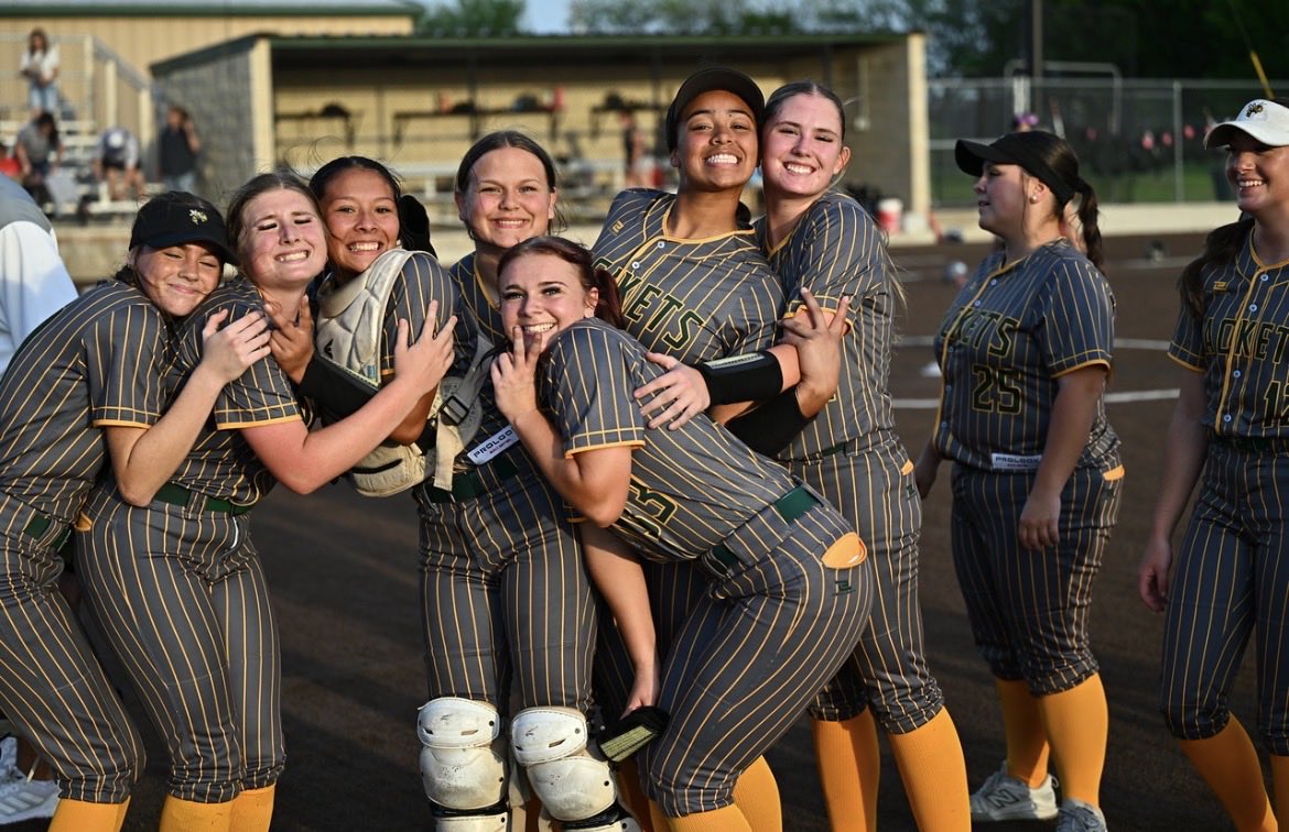 AbbyAtkinson27's tweet image. My team battled and we are District Champs!!! Love these girls! Go Lady Jackets!💚💛💚
#highschool #softball 
@TexasGlory @Gosset41 @GMsportsmedia1 @TxHS_Softball