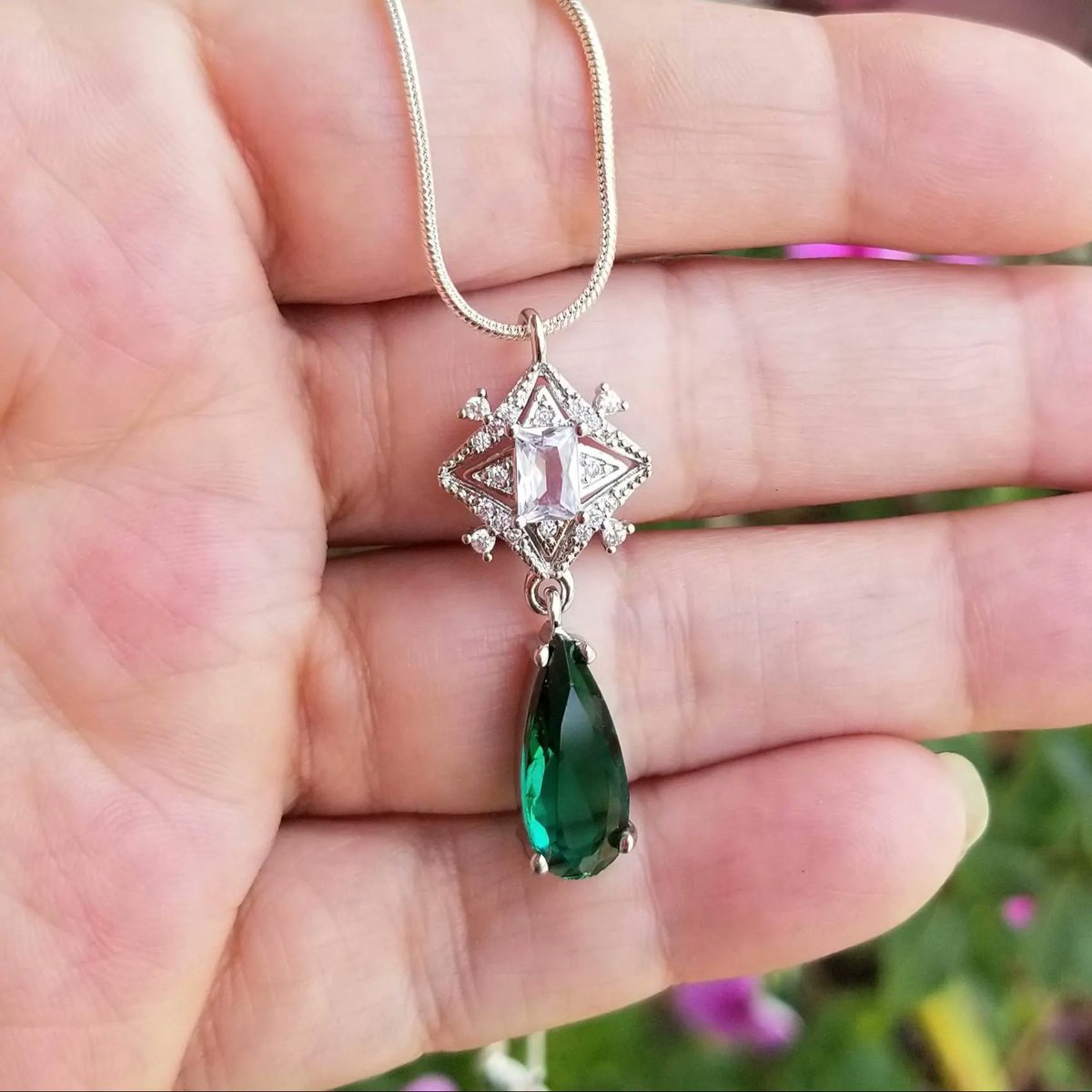 TrendingNowGift's tweet image. Sterling Silver Art Deco Emerald Pendant Necklace #jewelry #necklace #artdeco #artdecojewelry #artdeconecklace #emerald #emeralds #emeraldjewelry #emeraldnecklace #Wedding #bridal #Mothersday #mothersdaygift #maybirthstone #etsy 

 etsy.me/4muNN4L via @Etsy