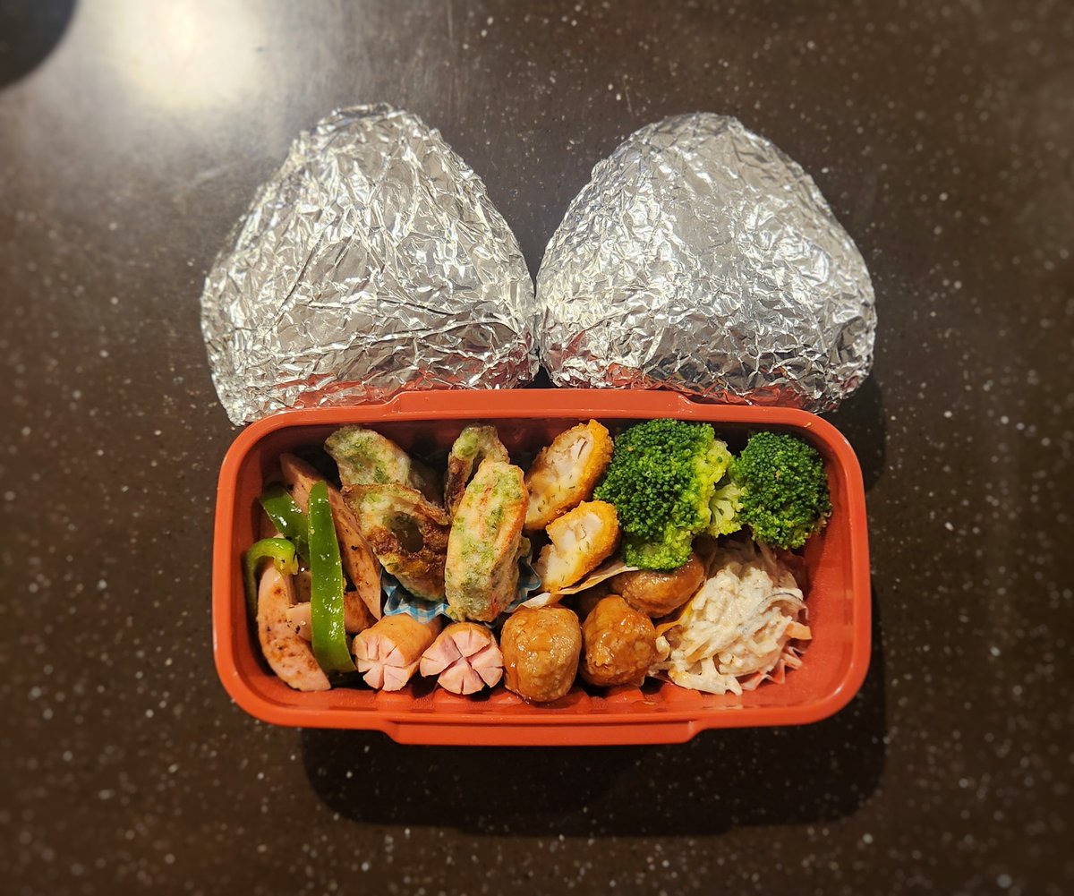 obento_BBA's tweet photo. おはようございます️☀️.°
最近のお弁当🍱

 #お弁当 
 #お弁当記録 
 #お弁当日記 
 #お弁当作り 

昨日は3時過ぎに帰ってきた旦那🦍
寝たの3時半だけどあんなに泥酔してて5時半に起きれるのかな😶笑

週中日も無理せず頑張ろ！
気をつけていってらっしゃい👋👋👋 https://t.co/VRZVRQkzZF