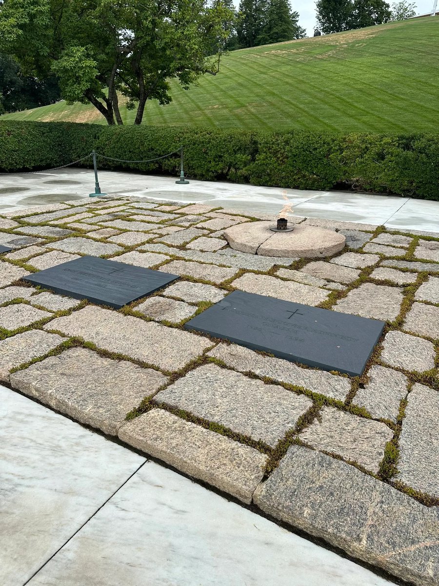 PresidentsVisit's tweet image. More Visual Aids 👁👁 for the “John F Kennedy’s Tomb” Episode of “Visiting the Presidents”! ⚰️🪦🦅🇺🇸🏛 My most recent Visit, in July 2024! 

Check out “John F Kennedy’s Tomb”! visitingthepresidents.com/2026/04/07/sea…

#JohnFKennedy #Arlington #grave #president