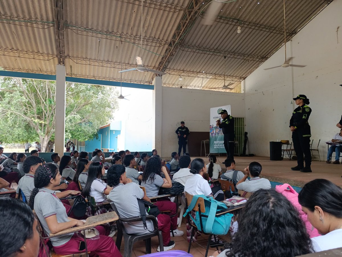 PoliciaDECOR's tweet photo. #Ayapel | El Grupo de @ProteccionPonal a la Infancia y Adolescencia, con el apoyo de Policía Comunitaria, desarrolló una jornada preventiva dirigida a estudiantes, sensibilizando sobre los riesgos asociados al uso de vapeadores y dispositivos electrónicos para fumar.

Durante la actividad, se promovieron estilos de vida saludables, la toma de decisiones responsables y el fortalecimiento de entornos protectores, recordando además la importancia del cumplimiento de la normatividad vigente contemplada en la Ley 1098 de 2006 y la Ley 1801 de 2016.

👮‍♂️ Seguimos trabajando de manera articulada por el bienestar, la protección y el desarrollo integral de nuestros niños, niñas y adolescentes, fomentando una juventud consciente, informada y libre de riesgos.