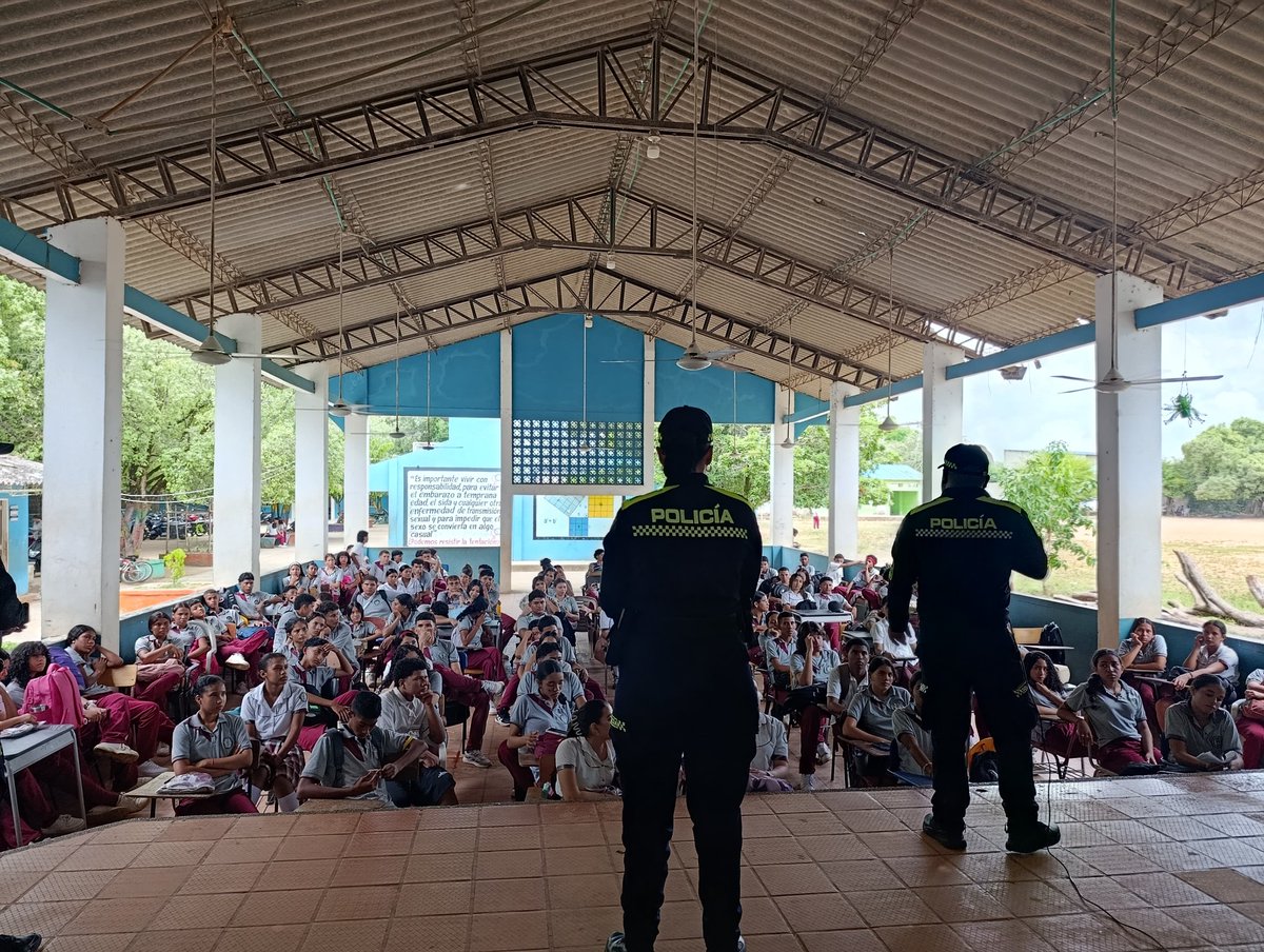 PoliciaDECOR's tweet photo. #Ayapel | El Grupo de @ProteccionPonal a la Infancia y Adolescencia, con el apoyo de Policía Comunitaria, desarrolló una jornada preventiva dirigida a estudiantes, sensibilizando sobre los riesgos asociados al uso de vapeadores y dispositivos electrónicos para fumar.

Durante la actividad, se promovieron estilos de vida saludables, la toma de decisiones responsables y el fortalecimiento de entornos protectores, recordando además la importancia del cumplimiento de la normatividad vigente contemplada en la Ley 1098 de 2006 y la Ley 1801 de 2016.

👮‍♂️ Seguimos trabajando de manera articulada por el bienestar, la protección y el desarrollo integral de nuestros niños, niñas y adolescentes, fomentando una juventud consciente, informada y libre de riesgos.