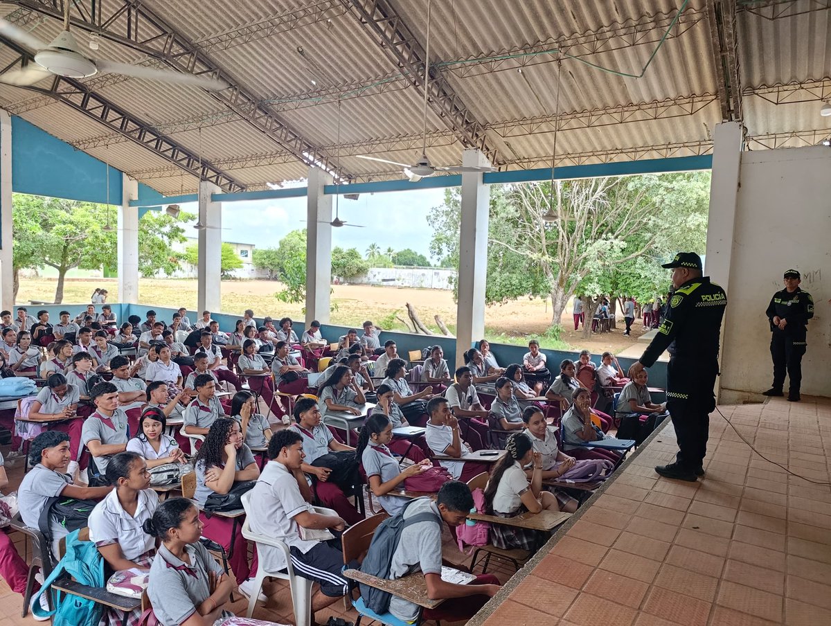 PoliciaDECOR's tweet photo. #Ayapel | El Grupo de @ProteccionPonal a la Infancia y Adolescencia, con el apoyo de Policía Comunitaria, desarrolló una jornada preventiva dirigida a estudiantes, sensibilizando sobre los riesgos asociados al uso de vapeadores y dispositivos electrónicos para fumar.

Durante la actividad, se promovieron estilos de vida saludables, la toma de decisiones responsables y el fortalecimiento de entornos protectores, recordando además la importancia del cumplimiento de la normatividad vigente contemplada en la Ley 1098 de 2006 y la Ley 1801 de 2016.

👮‍♂️ Seguimos trabajando de manera articulada por el bienestar, la protección y el desarrollo integral de nuestros niños, niñas y adolescentes, fomentando una juventud consciente, informada y libre de riesgos.